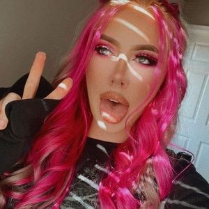 Meet your Posher, Caitlin